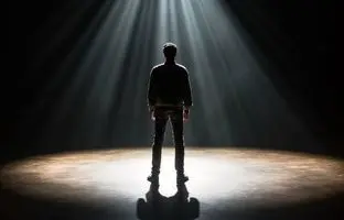  «اثر نورافکن» چیست؟ چرا فکر می‌کنیم دیگران دارند به ما توجه می‌کنند؟ 