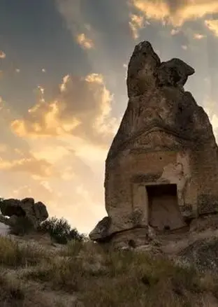 معمای رازآلود الهه مادر در صخره شیر/  رمزگشایی از یک کتیبه ۲۶۰۰ ساله