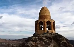 داستان کوه گنبد باز نطنز چیست ؟ + عکس کوه باز نطنز | مقبره‌ باز شکاری محبوب شاه عباس صفوی را ببینید