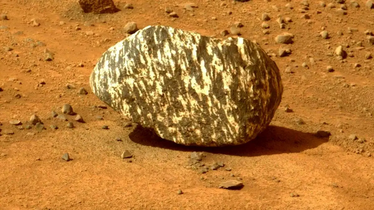 کشف یک سنگ عجیب و متفاوت در سطح مریخ