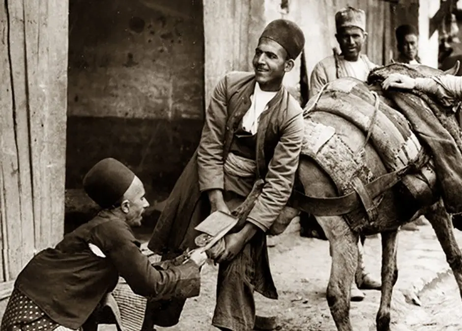 آداب نعل بستن در تهران قدیم/  پالون‌های پیزوری‌ را چگونه به مشتری می‌انداختند؟