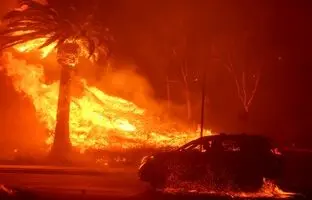 تصاویر آخرالزمانی از آتش‌سوزی جنگلی در جنوب کالیفرنیا + ویدئو
