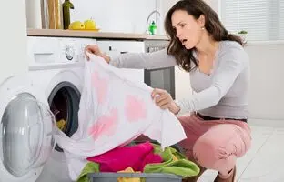 چگونه لباس‌هایی که درون ماشین لباس‌شویی رنگ گرفتند را پاک کنیم؟