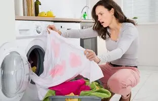 چگونه لباس‌هایی که درون ماشین لباس‌شویی رنگ گرفتند را پاک کنیم؟