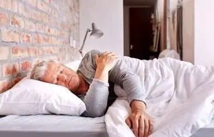 به پشت نخوابید/ بهترین و بدترین حالت برای خوابیدن چیست؟