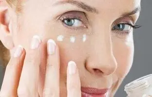 رفع تیرگی دور چشم با این ۳ ویتامین