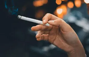 سیگار از عمر زنان بیشتر می‌کاهد یا مردان؟