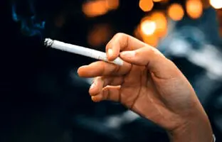 سیگار از عمر زنان بیشتر می‌کاهد یا مردان؟