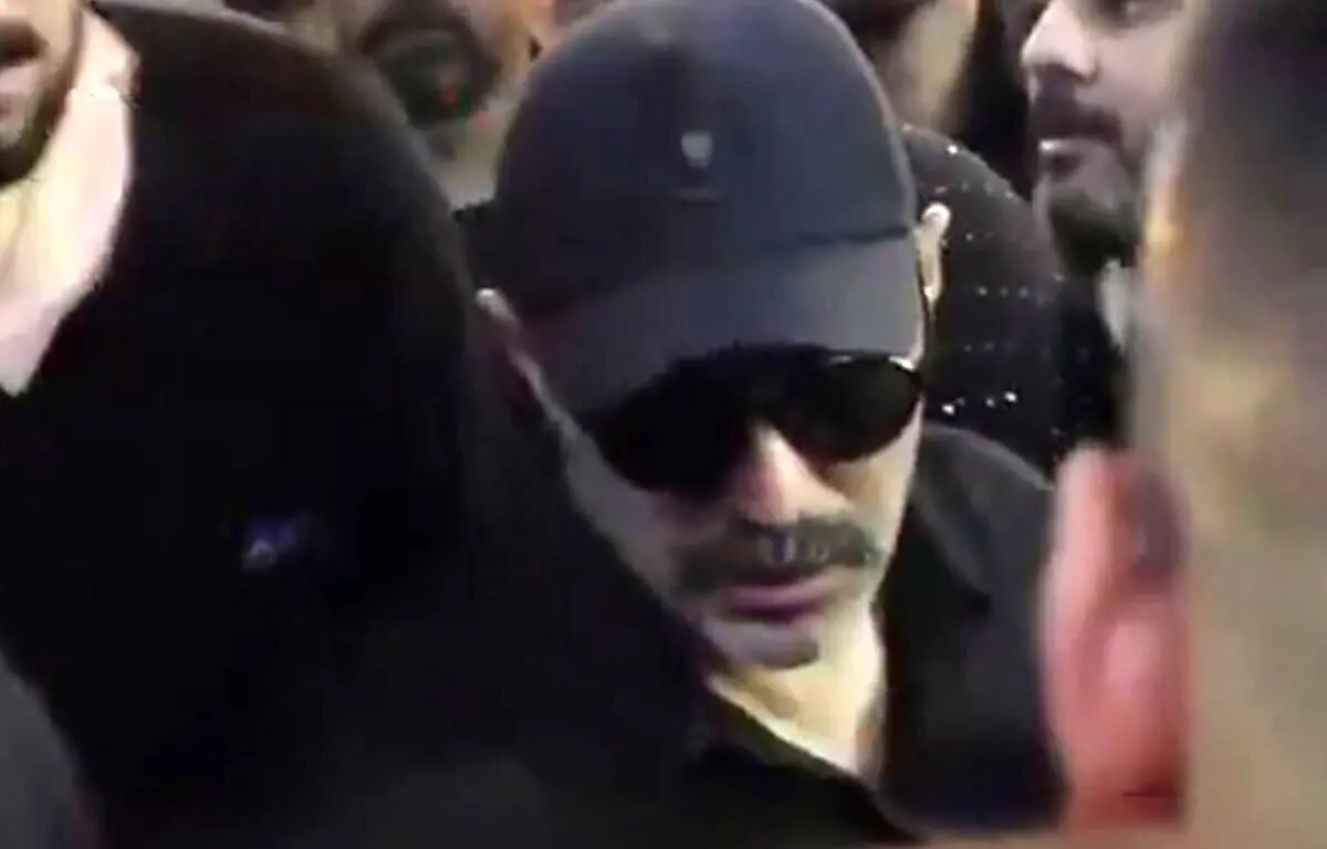 حضور محسن تنابنده در گلزار شهدای بهشت زهرا + ویدئو