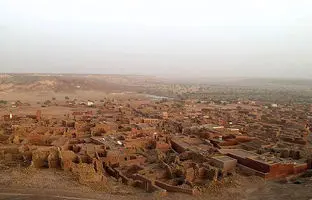 شهری که به زیر شن می‌رود