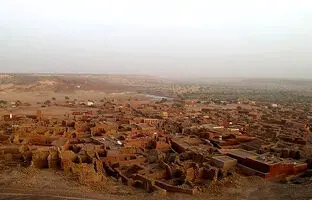 شهری که به زیر شن می‌رود