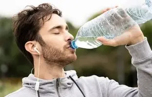 چقدر آب بنوشیم تا لاغر شویم؟