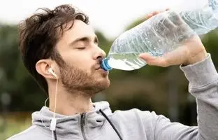 چقدر آب بنوشیم تا لاغر شویم؟