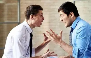  ۱۱ رفتار اشتباه که تظاهر می‌کنیم بخشی طبیعی از زندگی روزمره‌اند 