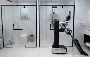 چینی‌ها از اولین ربات انسان‌نما خدماتی برای هتل‌ها رونمایی کردند + ویدئو