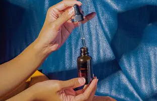 چطور از ویتامین C به‌درستی استفاده کنیم تا پوستی شفاف داشته باشیم؟