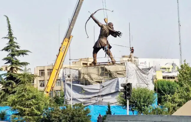 نصب بزرگ‌ترین مجسمه برنزی ایران در تهران؛ آرش کمانگیر در میدان ونک + ویدئو