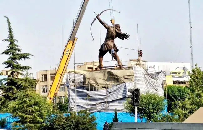 نصب بزرگ‌ترین مجسمه برنزی ایران در تهران؛ آرش کمانگیر در میدان ونک + ویدئو