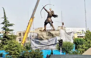 نصب بزرگ‌ترین مجسمه برنزی ایران در تهران؛ آرش کمانگیر در میدان ونک + ویدئو