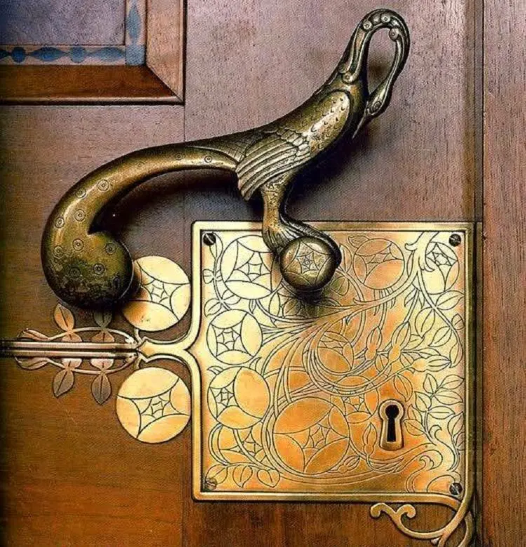 دستگیره و قفل جالب درب مربوط به دوره آر نووُ