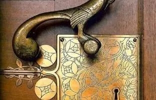 دستگیره و قفل جالب درب مربوط به دوره آر نووُ