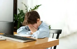 راهنمای فرزند پروری؛ ۱۰ عادت نگران کننده فرزندان که هرگز نباید نادیده گرفته شوند 