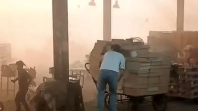  لحظات دلهره‌آور طوفان در میدان میوه و تره‌بار تهران + ویدئو