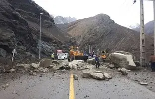 ریزش کوه در جاده چالوس؛ تخریب بخشی از جاده