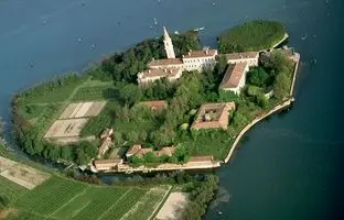 نیمی از خاک این جزیره از خاکستر مردگان است! + ویدئو