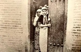 آخرین سوگلی ناصرالدین‌شاه با لباس چینی 