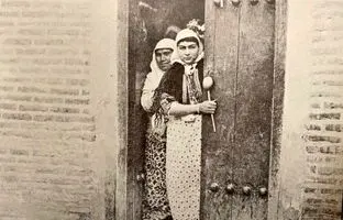 آخرین سوگلی ناصرالدین‌شاه با لباس چینی 