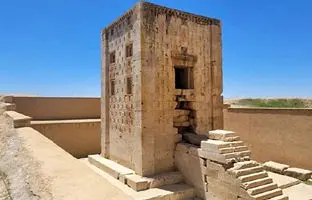  خوشگذرانی دو مسافر در اطراف کعبه زرتشت ۱۴۰ سال پیش با سماور زغالی 