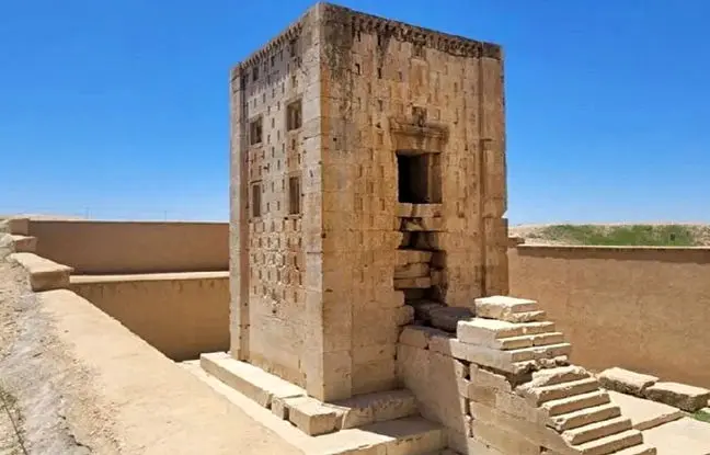  خوشگذرانی دو مسافر در اطراف کعبه زرتشت ۱۴۰ سال پیش با سماور زغالی 