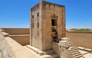  خوشگذرانی دو مسافر در اطراف کعبه زرتشت ۱۴۰ سال پیش با سماور زغالی 