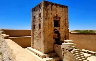  خوشگذرانی دو مسافر در اطراف کعبه زرتشت ۱۴۰ سال پیش با سماور زغالی 