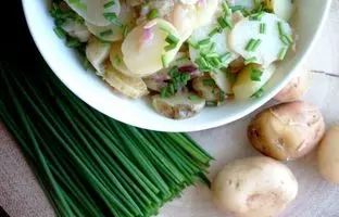 خوشمزه بپزید؛ سالاد سرد با سیب زمینی چی درست کنم ؟ ؛ روش تهیه سالاد سیب زمینی اتریشی