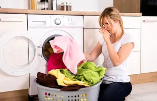 چرا ماشین لباسشویی بوی بد می‌دهد؟ چه کنیم؟
