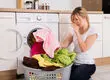 چرا ماشین لباسشویی بوی بد می‌دهد؟ چه کنیم؟