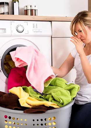 چرا ماشین لباسشویی بوی بد می‌دهد؟ چه کنیم؟