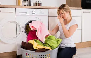 چرا ماشین لباسشویی بوی بد می‌دهد؟ چه کنیم؟