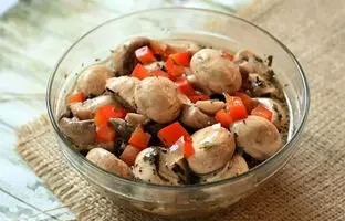 ترشی‌ای که عاشقش می‌شوید! قارچ و فلفل دلمه‌ای در یک شیشه 