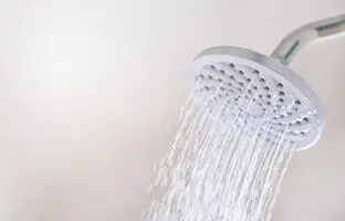نحوه صحیح حمام رفتن در تابستان برای حفظ سلامت پوست  