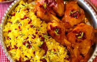 طرز تهیه زرشک پلوی مجلسی / بهترین قسمت مرغ برای زرشک پلو + ترفند گرفتن بوی زهم مرغ