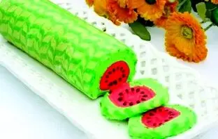 طرز تهیه رولت هندوانه مخصوص شب یلدا