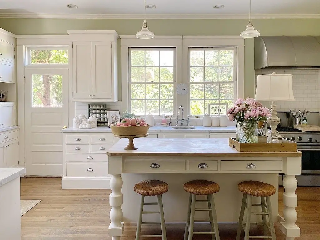 دکوراسیون آشپزخانه تابستانی: رنگ‌ها، بافت‌ها و عطرهای فصل گرم