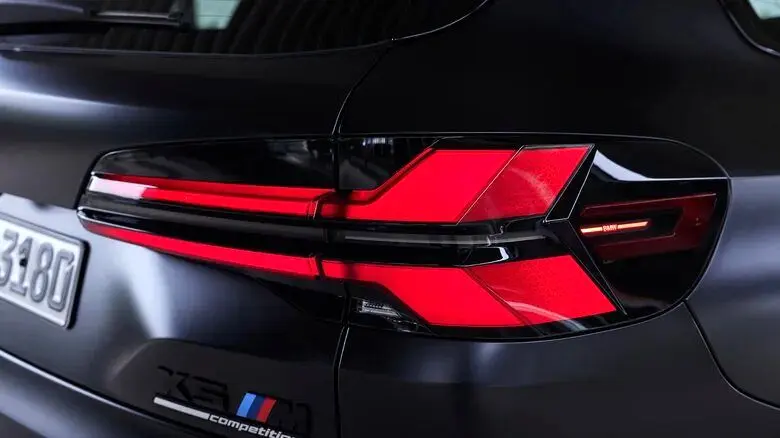 چرا خودروهای آمریکایی دارای چراغ‌های شبرنگ روی گلگیر هستند؟