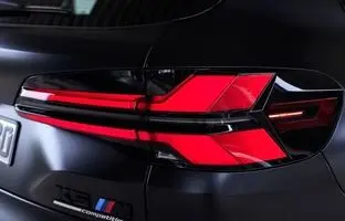 چرا خودروهای آمریکایی دارای چراغ‌های شبرنگ روی گلگیر هستند؟