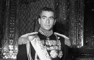 عکس قدیمی: خلبانی محمدرضا پهلوی با هلیکوپتر در اواخر دهه 30