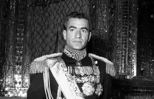 عکس قدیمی: خلبانی محمدرضا پهلوی با هلیکوپتر در اواخر دهه 30