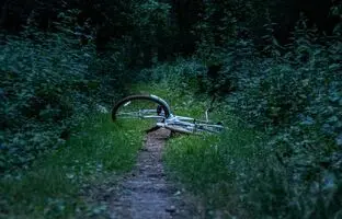 ۳ دلیل جذابیت بالای پادکست‌ها و سریال‌های جنایی 